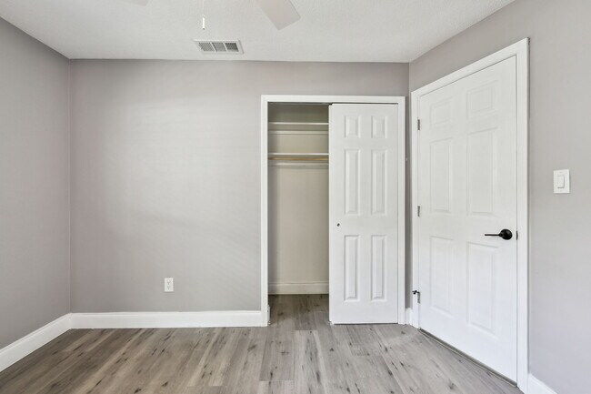 Building Photo - 528 Manor Dr