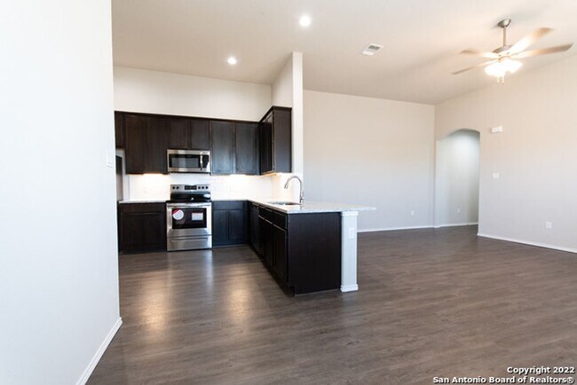 Building Photo - Luxury Townhome New Braunfels
