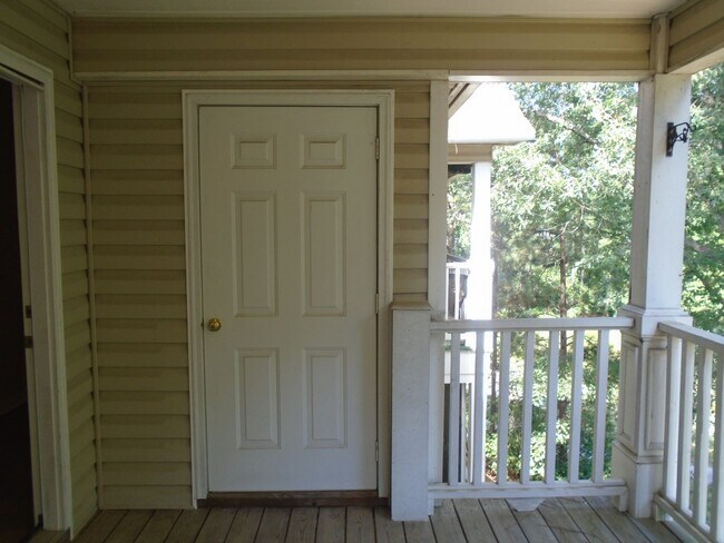 Building Photo - Updated move in ready 2 bedroom!