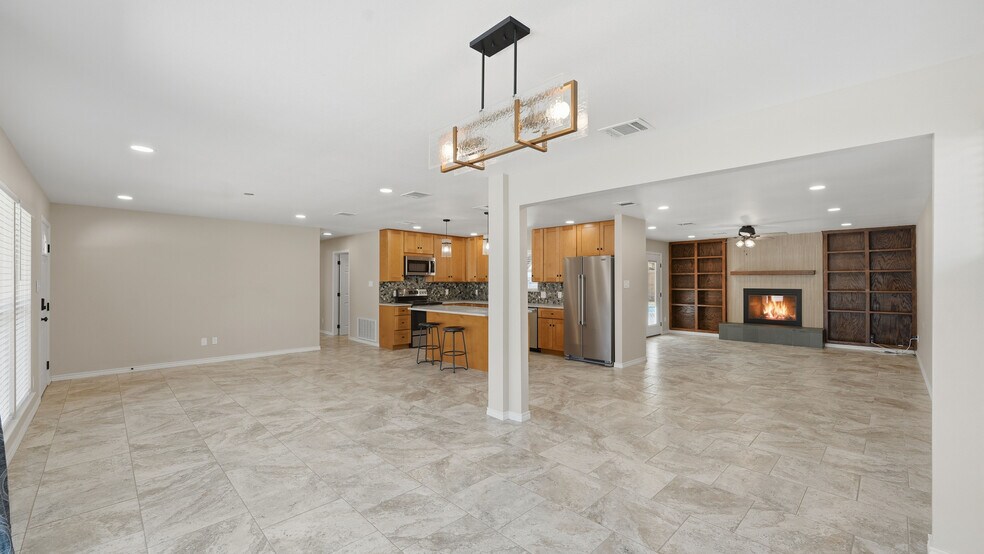 Building Photo - 1409 Highland Dr