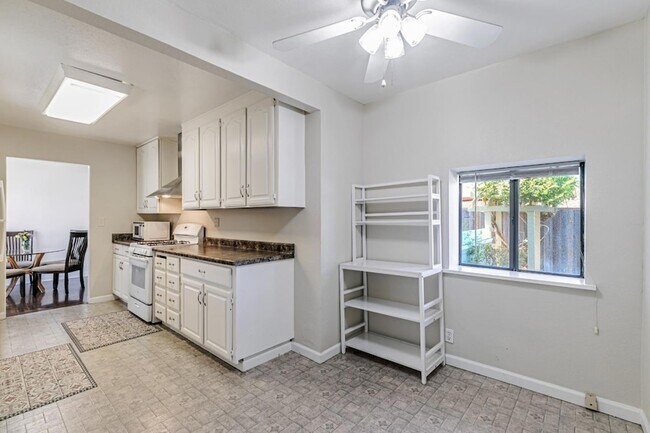 Building Photo - 2136 Ventura Pl