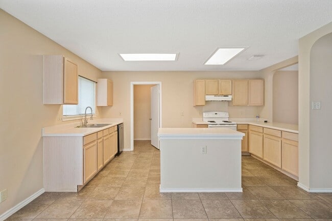 Building Photo - 3 Bedroom/2 Bath Regency Meadow Subdivision