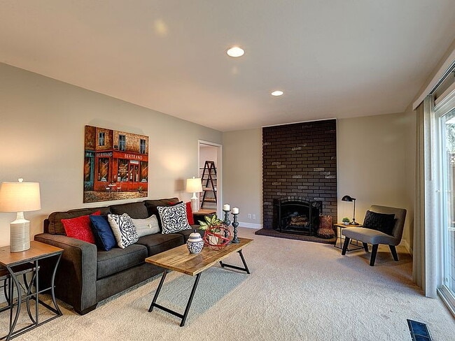 Building Photo - "Spacious 3-Bedroom Retreat with 2 Full Baths in Charming Pleasanton!"