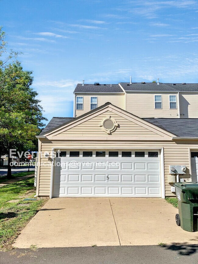 Building Photo - 43559 Mink Meadows St