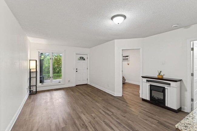 Building Photo - Newly Remodeled 2Bed 1Bath Townhome in Prior Lake!