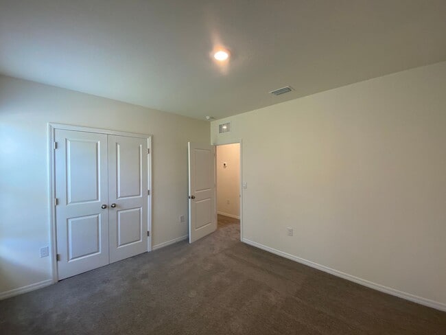 Building Photo - Desirable SE Ocala Subdivision - Lake Diamond-North - 4/3/2 *Available Soon* Won't Last!