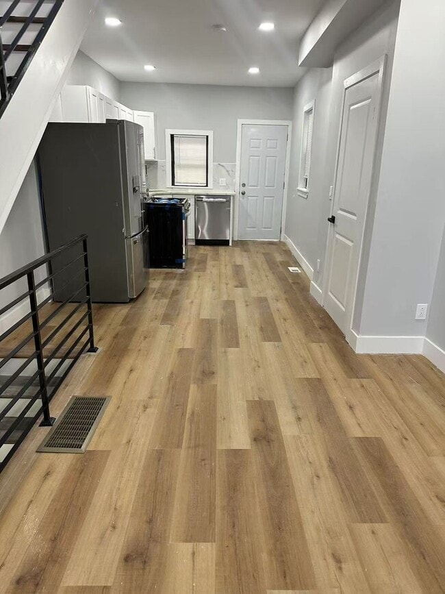 Building Photo - 3 bedroom 1.5 bath house available in Sout...