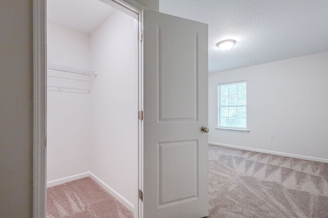 Building Photo - Spacious 3BR Townhome with Main-Level Primary Suite