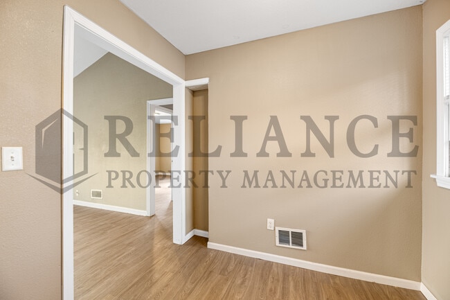 Building Photo - 2118 E 1st St N