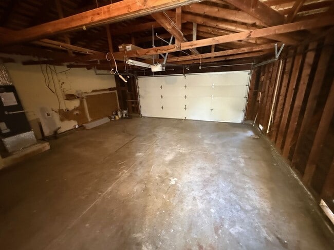 Building Photo - Absolutely Gorgeous 3 Bedroom 2 Bath Upgraded Home, New Kitchen, New Baths, New Flooring, Etc.