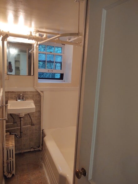 Full bath that includes tub & shower bathroom sink - 717 W S St