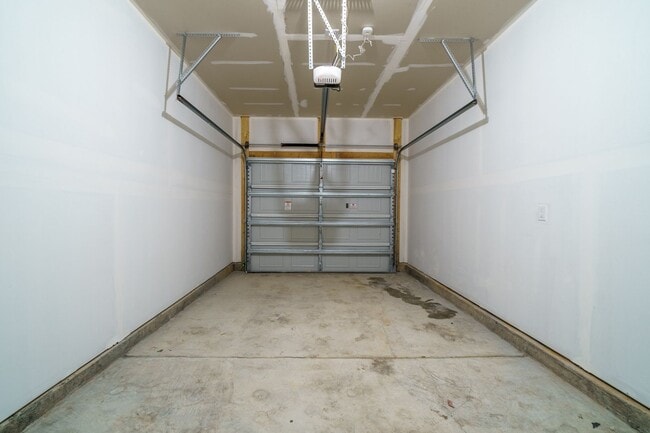 Building Photo - Almost New End Unit Townhome in desirable Chateau community