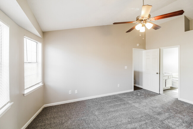 Building Photo - 3 Bedroom Split Level Atlanta Home