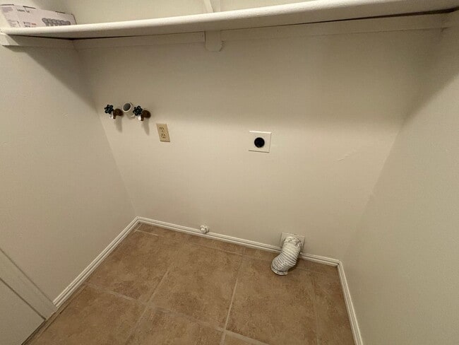 Building Photo - DARLING TOWNHOME FOR RENT!