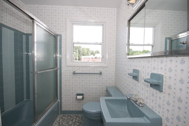 Building Photo - Welcome to this lovely 3bd 1.5bth home!