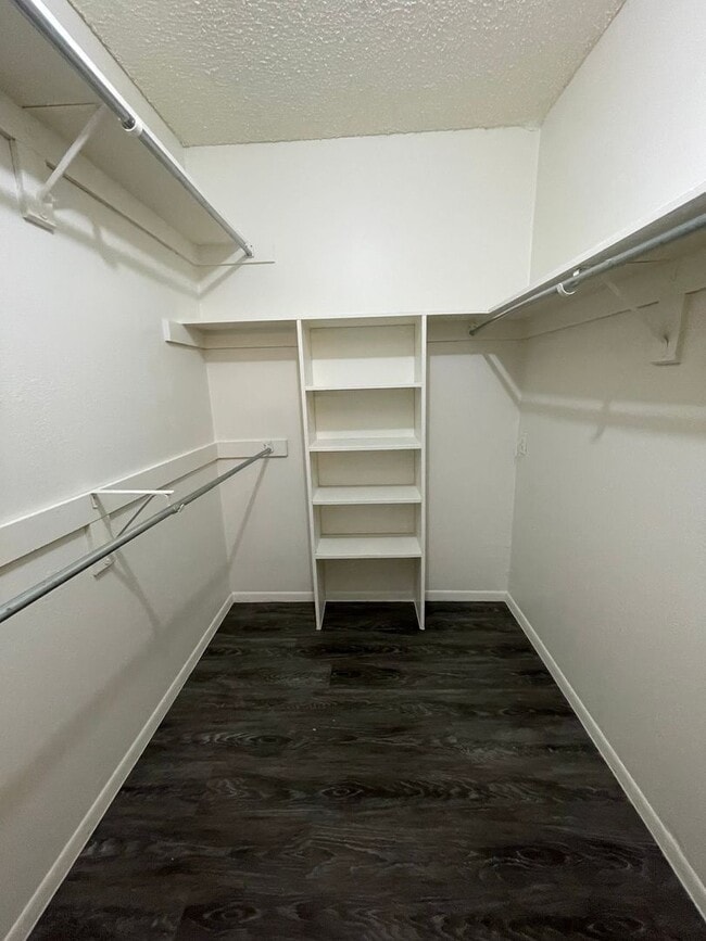 Building Photo - Large 1 Bedroom 1 Bath Condo!