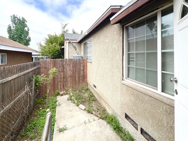 Building Photo - RV T 1063-1067