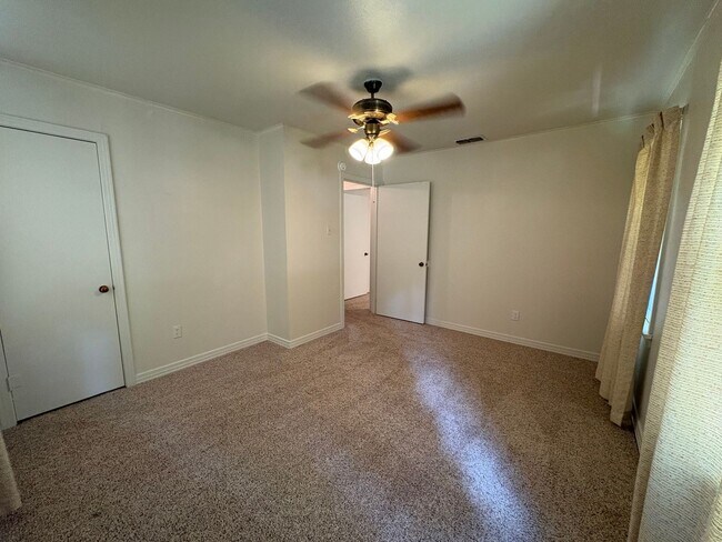 Building Photo - Beautiful 4 bedroom/1 bath with Central Air & Heat on Corner Lot