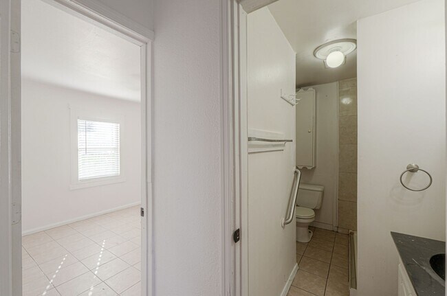 Building Photo - 2 Room 1 Bath Cottage with Huge Backyard