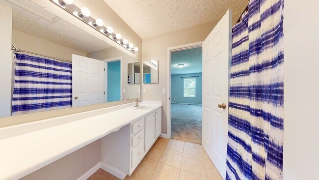Building Photo - 6752 Lagrange Dr