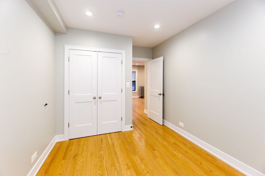 Building Photo - 520 W Cornelia Ave