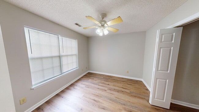 Building Photo - Charming one-story 1st level end unit condo