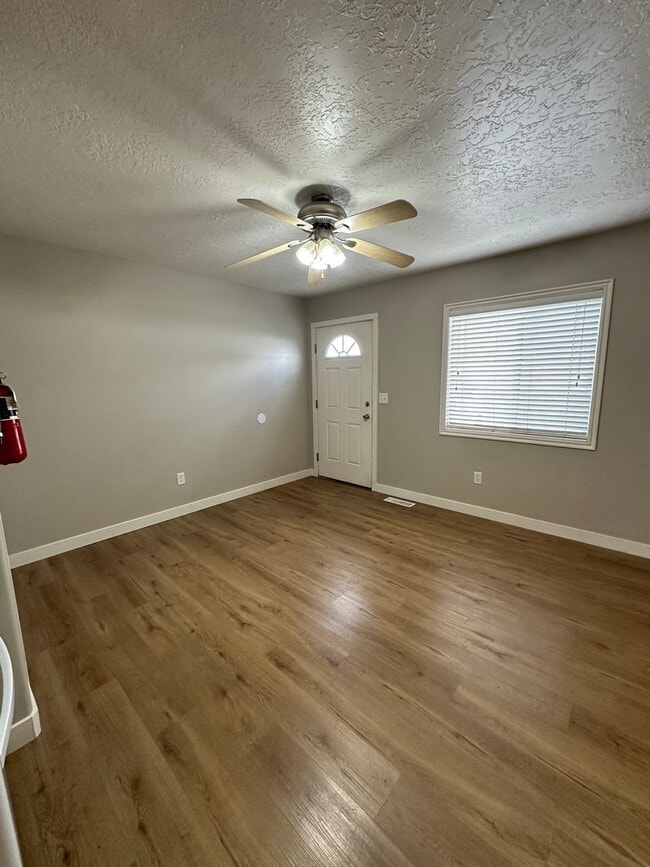 Building Photo - Cute 2 bed 1.5 bath townhome in the Meadows - Month-to-Month Lease!