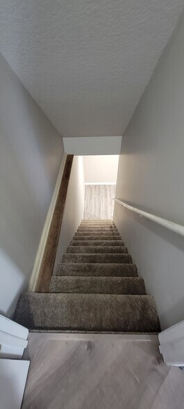 Building Photo - 2806 Fayrdale Dr