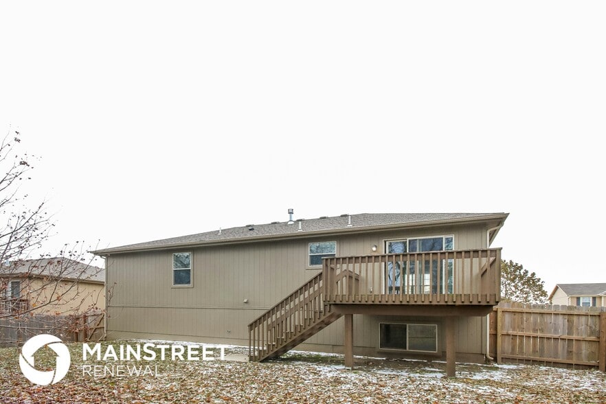 Building Photo - 1500 NW Hilltop Ln