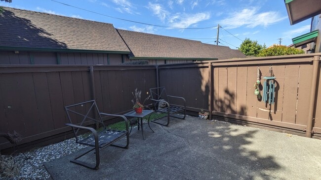 Building Photo - Quiet Peaceful Furnished 3/1.5 Condo, Move...