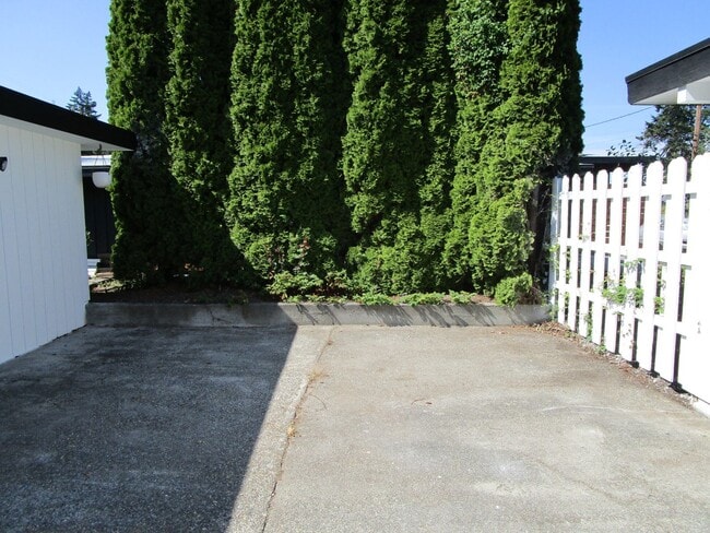 Building Photo - 3001 Oakes Ave