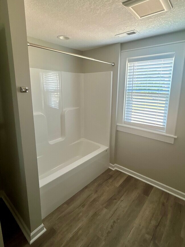 Shower/tub combo - 2304 Belle Ave NE