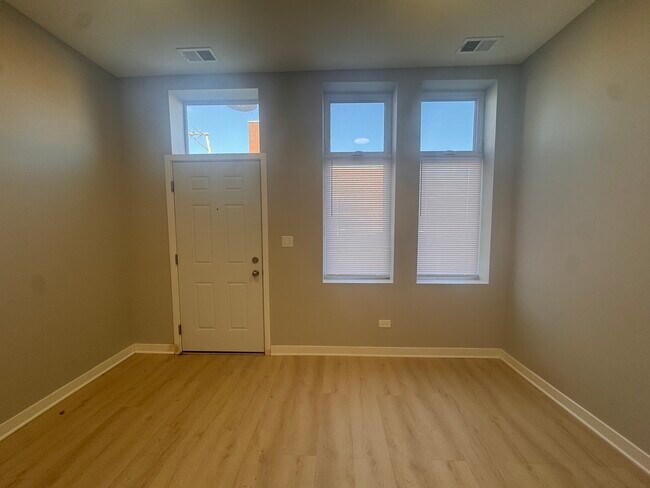 Building Photo - 4007 W School St