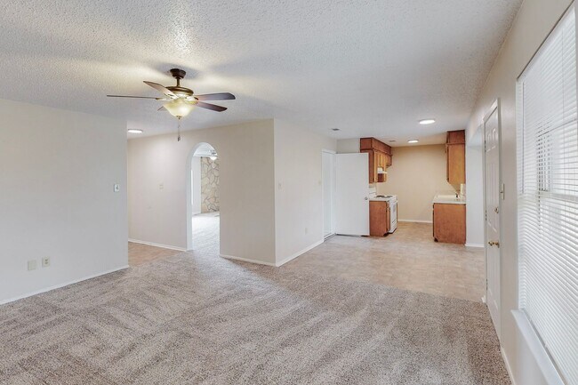 Building Photo - Coming Soon! Comfortable 3 bd / 2 ba Home for Lease in Cleburne