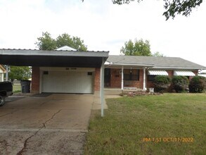 Building Photo - 2709 NW Marion Ave