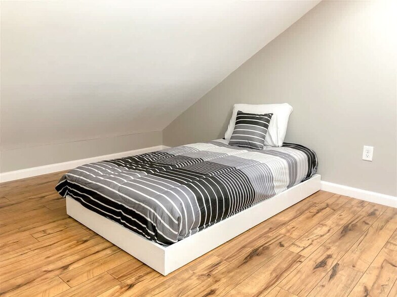 Building Photo - 5218 Beach Dr