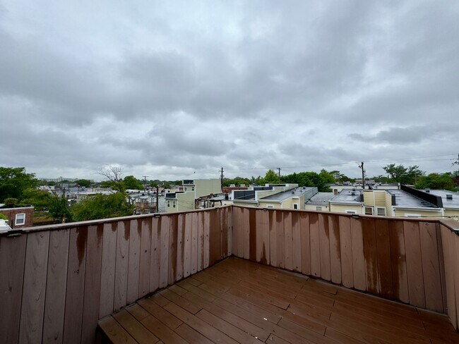 Building Photo - Charming 3-Bedroom Townhome with Modern Am...