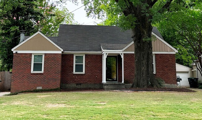 Building Photo - Near Chickasaw Gardens! Split bedroom floor plan! Huge fenced in back yard!