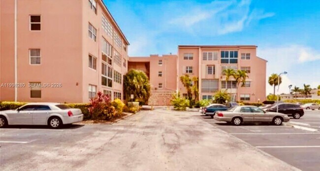 Building Photo - 2841 Somerset Dr