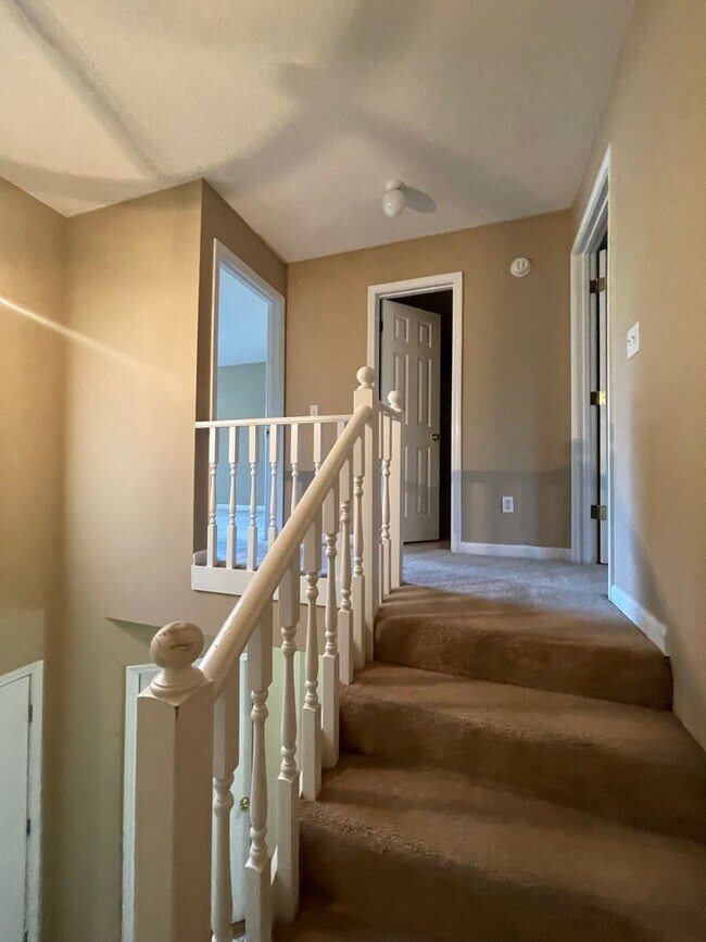 Building Photo - Foxchase Subdivision:  MOVE IN READY!!!!  ...