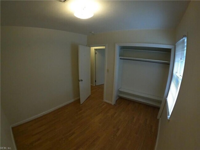 Building Photo - 1725 W 49th St