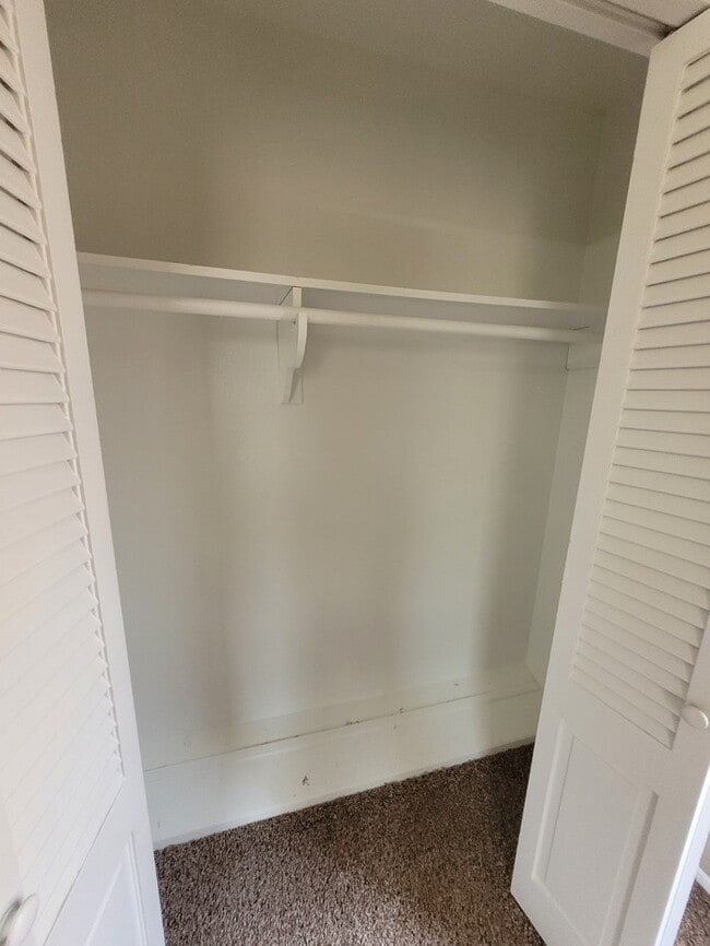 Building Photo - 4 bed 1.5 bath move in ready