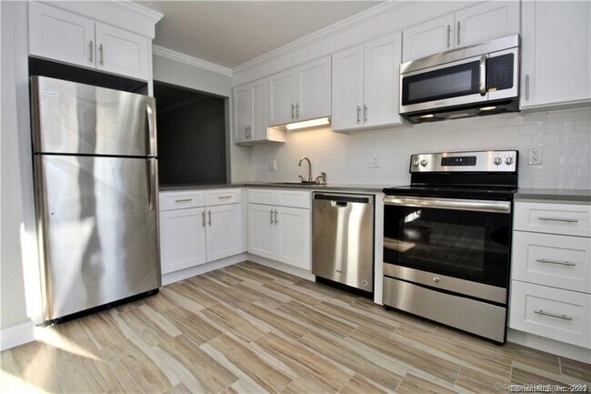 Building Photo - 5 Glen St