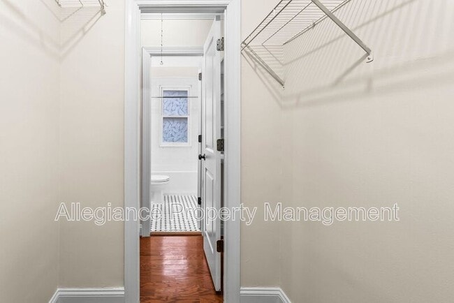 Building Photo - 922 S Washington St
