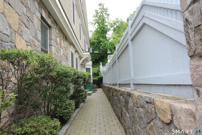 Building Photo - 288 Davis Ave