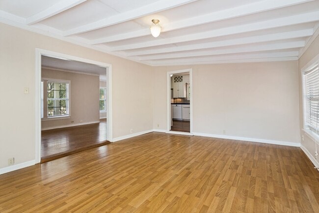 Building Photo - 313 Lilac Ln