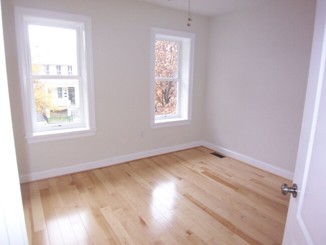 Building Photo - Large 3BR/2.5BA with yard and parking H St...