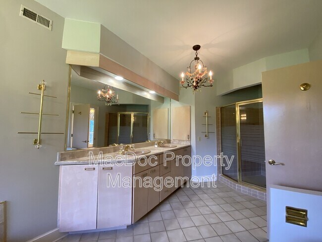 Building Photo - 11225 N Club Dr
