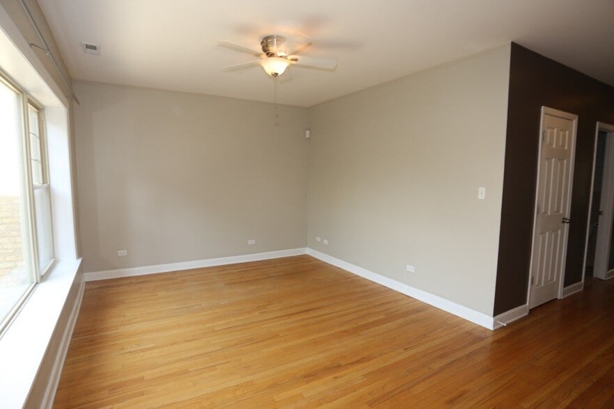 Building Photo - 5208 N Sawyer Ave