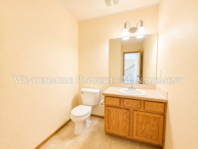 Building Photo - Bright and Spacious 4 Bedroom in Convenient CK location with fenced backyard and 3 car garage